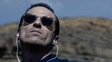Les lunettes de soleil portées par le professeur Moriarty (Andrew Scott) dans Sherlock S04E03