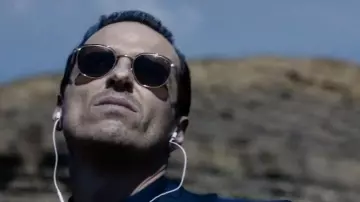 Les lunettes de soleil portées par le professeur Moriarty (Andrew Scott) dans Sherlock S04E03