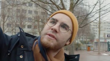 La gorra amarilla mostaza vista en Cyprien (Cyprien Love) en "Making Of: Draw Me an Alien"