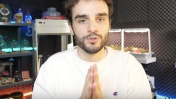 Le sweat blanc Champion vu sur Dr Nozman (Germain O’Livry) dans "Je vous montre mon sang au microscope"