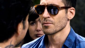 Persol lunettes de soleil portées par Lito Rodriguez (Miguel Ángel Silvestre) tel que vu dans le Sens 8 S01E10