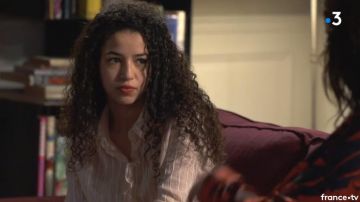 Camisa rosa a rayas de Mila (Malika Alaoui) en Plus Belle La vie S14E3533