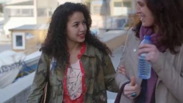 La camiseta rosa estampada de Mila (Malika Alaoui) en Plus belle la vie S14E3531