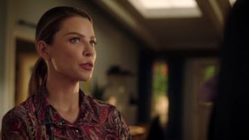 La camisa estampada Kooples de Chloe Decker (Lauren German) en Lucifer S03E05