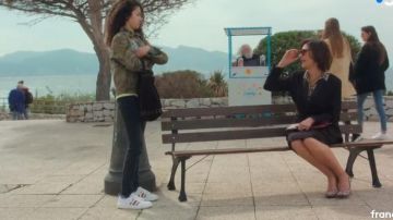 Las zapatillas blancas con rayas bordadas de Mila (Malika Alaoui) en Plus belle la vie S14E3529