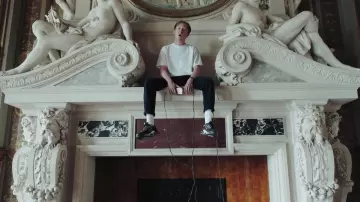 Les chaussures Nike Air Max Requin noires et blanches d'Eddy De Pretto dans le clip Kid