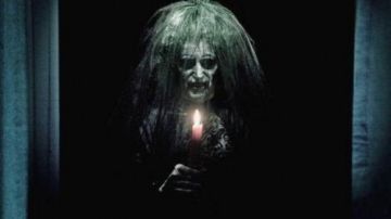 La réplique du masque de la vieille femme dans le film Insidious