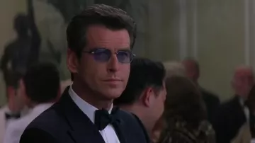 Les lunettes à verres bleus de James Bond (Pierce Brosnan) dans Le monde ne suffit pas