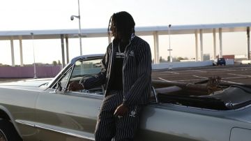 La veste de survêtement Sergio Tacchini x Andrea Crew portée par Cheu B dans son clip Sans toit, 100 doigts