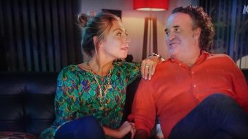 La túnica estampada de plumas de Camille (Amélie Etasse) en Scènes de ménage