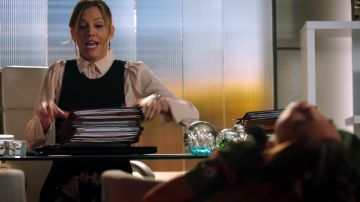 La tapa negra A.L.C. por Charlotte Richards (Tricia Helfer) en Lucifer S03E10
