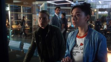 Le bomber bleu Anthropologie de Ella Lopez (Aimee Garcia) dans Lucifer S03E10