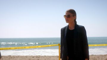 The blazer Dylan Gray of Chloe Decker (Lauren German) in Lucifer S03E12