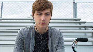 Le gilet gris AllSaints de Alex Standall (Miles Heizer) sur une photo promo de la saison 2 de 13 Reasons Why