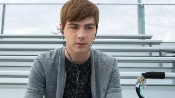 Le gilet gris AllSaints de Alex Standall (Miles Heizer) sur une photo promo de la saison 2 de 13 Reasons Why