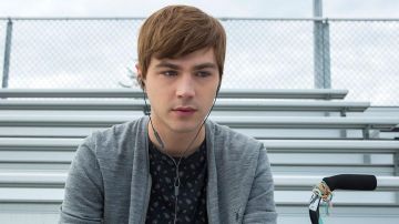 Les écouteurs Bose gris de Alex Standall (Miles Heizer) sur une photo promo de la saison 2 de 13 reasons Why