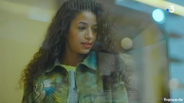 La veste camouflage de Mila (Malika Alaoui) dans Plus Belle La Vie