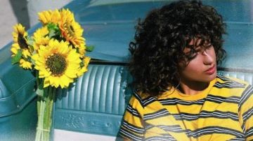 Le top jaune à rayures de TAL sur la pochette de l'album Juste un rêve