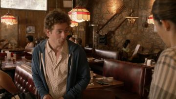 Le sweatshirt à capuche bleu de Phillip Gallagher (Jeremy Allen White) dans Shameless S07E01