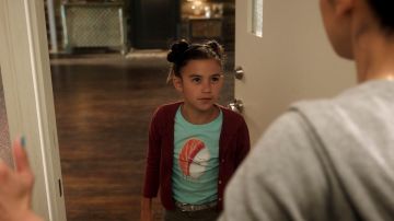The t-shirt Sushi Hug Beatrice Espinoza / Trixie (Scarlett Estevez) in Lucifer S03E14