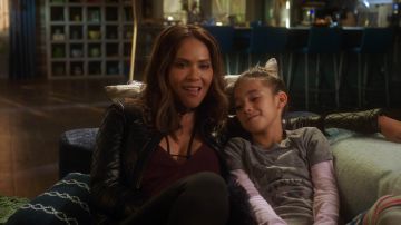 Le blouson en cuir noir Blanc Noir de Mazikeen (Lesley-Ann Brandt) dans Lucifer S03E15