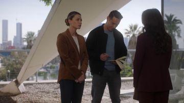 Chaqueta de pana de Chloe Decker (Lauren German) en Lucifer S03E16