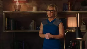 La robe bleue Karen Millen de Linda Martin (Rachael Harris) dans Lucifer S03E18