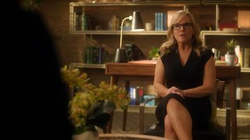 El vestido negro de Karen Millen de Linda Martin (Rachael Harris) en Lucifer S03E19