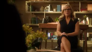 La robe noire Karen Millen de Linda Martin (Rachael Harris) dans Lucifer S03E19