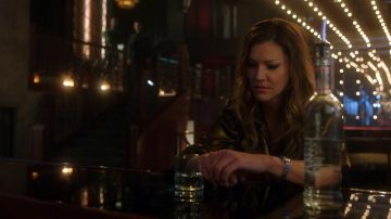 La blusa de marco dorado de Charlotte Richards (Tricia Helfer) en Lucifer S03E19