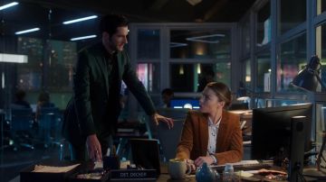 El equipo de camisa impresa White Star de Chloe Decker (Lauren German) en Lucifer S03E20