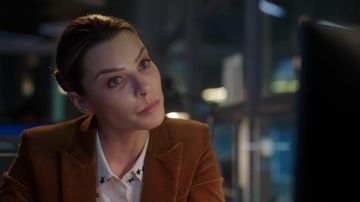 The blazer brown Veronica Beard of Chloe Decker (Lauren German) in Lucifer S03E20