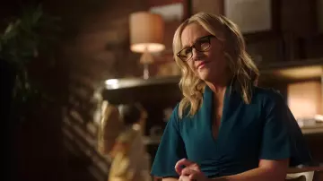 La robe verte Karen Millen de Linda Martin (Rachael Harris) dans Lucifer S03E20
