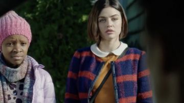 Abrigo retro a medida A Line usado por Stella Abbott (Lucy Hale) visto en Cadena Perpetua S01E08