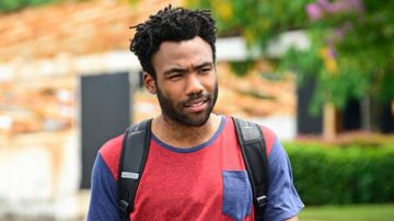 Forever 21 Red Colorblock Pocket Tee usado por Earnest Marks (Donald Glover) como se ve en Atlanta S01E01