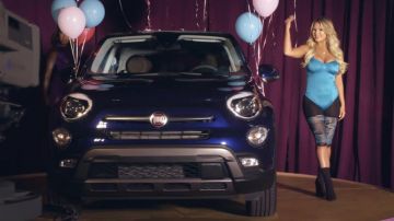 Fiat 500X Pop como se ve en el video musical de Playinwitme por Kyle