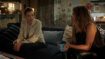 The leather jacket white Paige Chloe Decker (Lauren German) in Lucifer S03E21