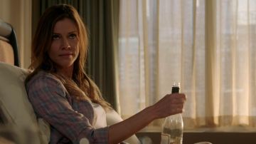 Charlotte Richards (Tricia Helfer) Rails Camisa a cuadros rosa en Lucifer S03E21