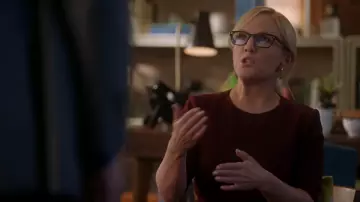 La robe bordeaux et bleu marine Ted Baker London de Linda Martin (Rachael Harris) dans Lucifer S03E21