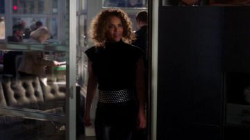 The top black A. L. C. Mazikeen (Lesley-Ann Brandt) in Lucifer S03E22
