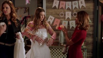 The blouse pink flowers Ganni Chloe Decker (Lauren German) in Lucifer S03E22