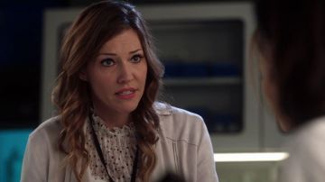 Camisa blanca de lunares de Charlotte Richards (Tricia Helfer) Rebecca Taylor en Lucifer S03E23