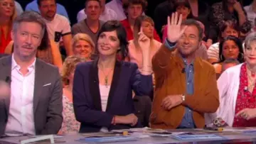 La chaqueta blazer de cuello negro azul marino de Géraldine Maillet en #TPMP Touche pas à mon poste del 07/05/2018