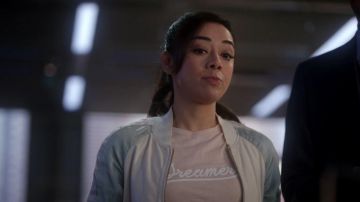 El bombardero AllSaints blanco y celeste de Ella López (Aimee Garcia) en Lucifer S03E23