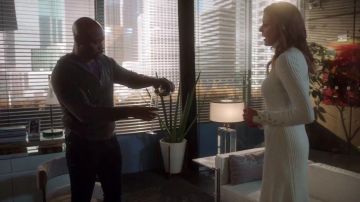 Vestido blanco de Charlotte Richards (Tricia Helfer) Maje en Lucifer S03E23