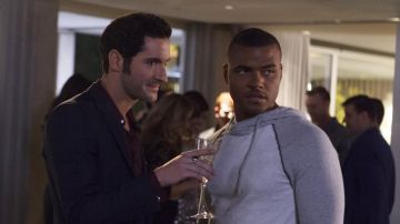 La chevalière de Lucifer Morningstar (Tom Ellis) dans Lucifer S01E03