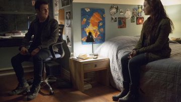 Botas Frye Veronica usadas por Hannah Baker (Katherine Langford) como se ve en 13 Reasons Why temporada 2