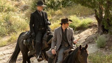 Le manteau porté par Theodore Flood aka Teddy (James Marsden) dans la série Westworld S01E08