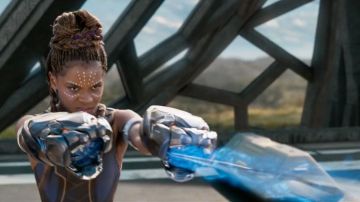 Shuri's (Le­ti­tia Wright) Vibranium gauntlets as seen in Black Pan­ther