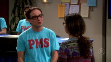 The t-shirt blue PMS Leonard Hofstadter (Johnny Galecki) The Big Bang Theory S01E13